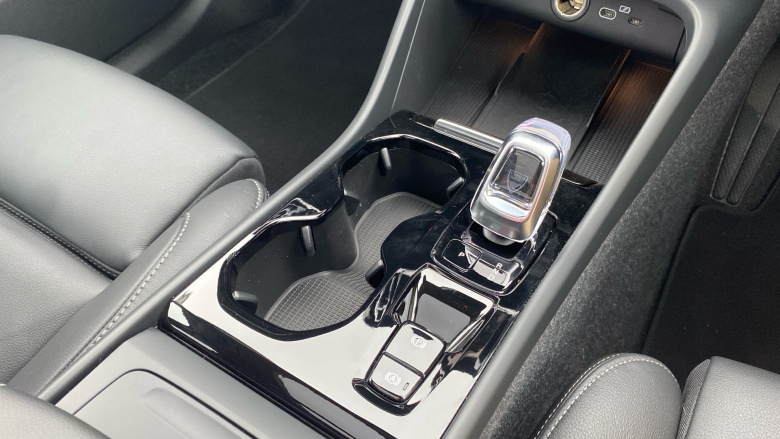 Volvo XC40 2.0 B4P Ultra Dark 5dr Auto Petrol Estate